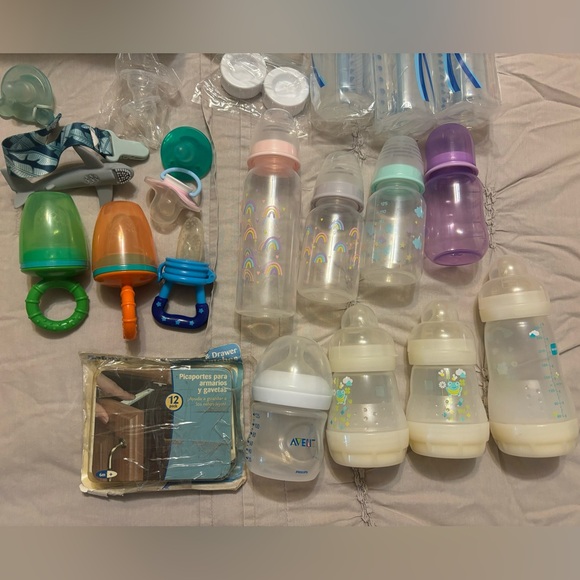 Bundle of baby bottles. - Picture 3 of 3